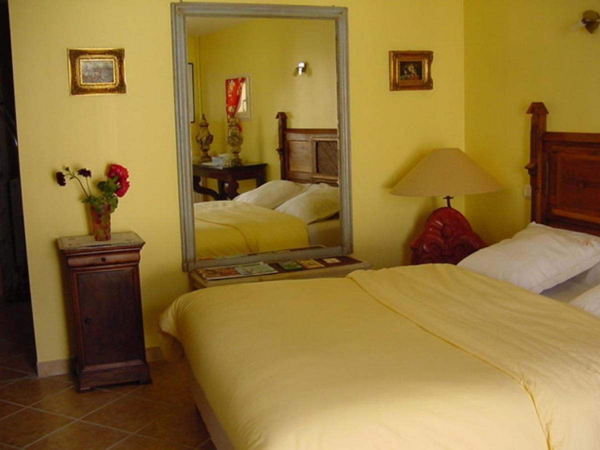 Chambres Et Table D'Hotes, Maisonnettes Individuelles Dans Propriete Privee Vézinnes Rum bild