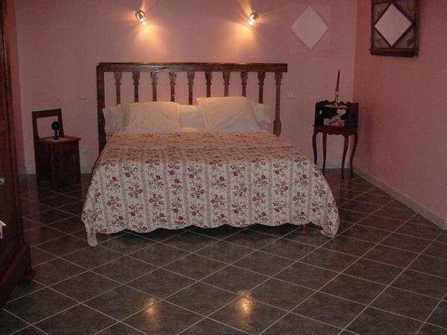 Chambres Et Table D'Hotes, Maisonnettes Individuelles Dans Propriete Privee Vézinnes Rum bild